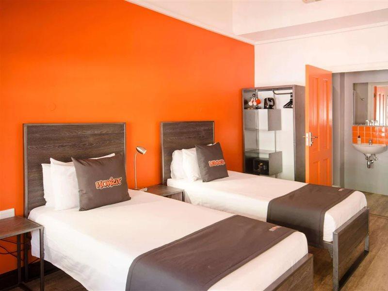 Never At Home Green Point Cape Town Bagian luar foto A typical hotel room