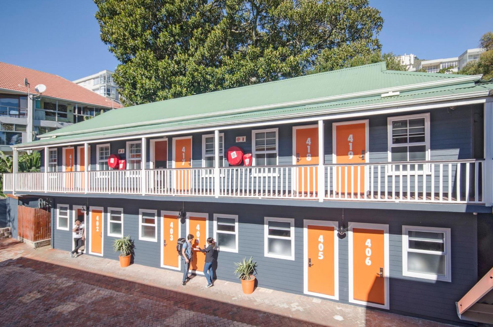 Never At Home Green Point Cape Town Bagian luar foto The Village Backpackers