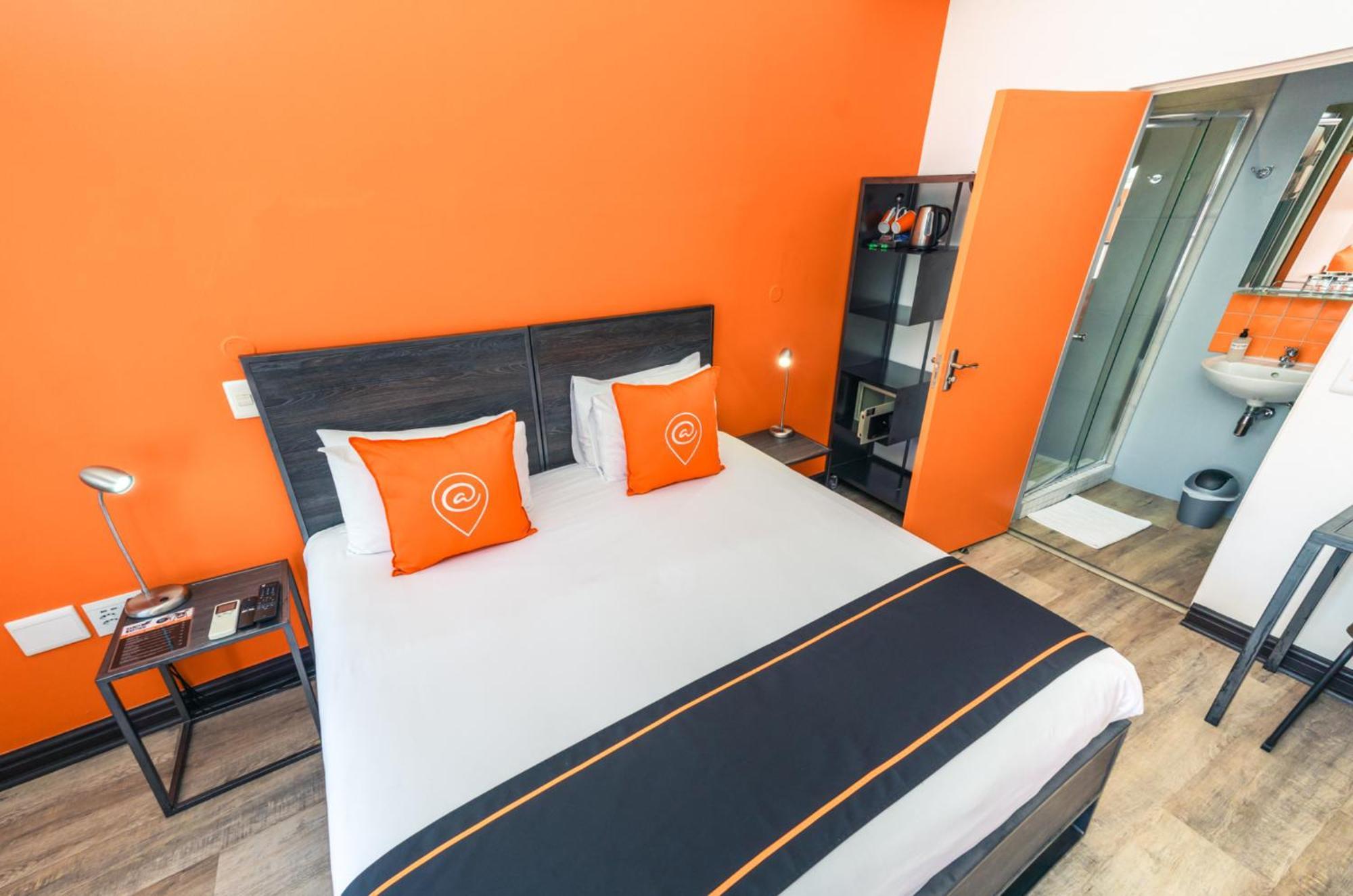 Never At Home Green Point Cape Town Ruang foto A room at a collection O hotel in India