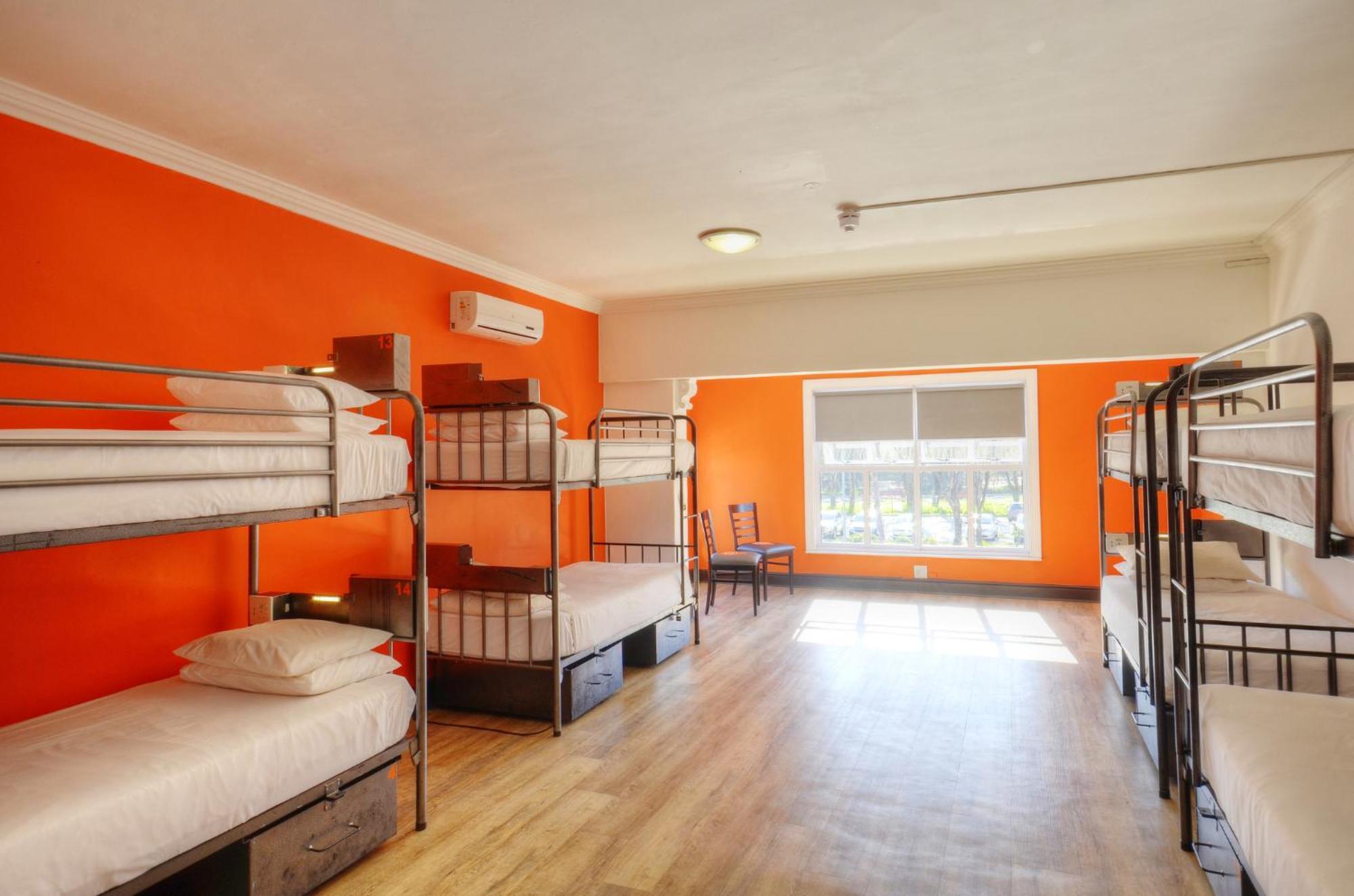 Never At Home Green Point Cape Town Ruang foto A typical room at a hostel